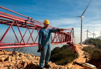 價值百萬風(fēng)力發(fā)電葉片,被河南村民當(dāng)蹺蹺板:一片上站20多人