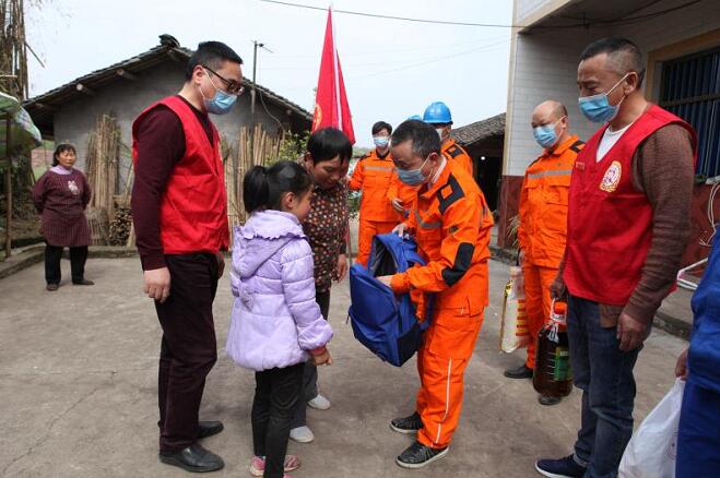 四川南充高坪公司:“張思德精神”點亮貧困戶心中的明燈