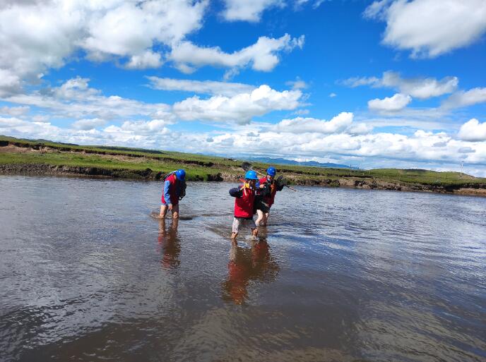 國(guó)網(wǎng)澤庫(kù)縣供電公司:蹚水過(guò)河 緊急處理線路缺陷