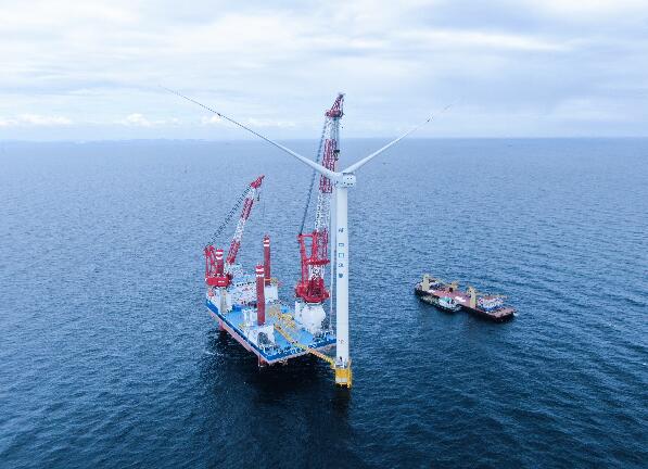 華能大連莊河海上風電II項目首臺風機順利吊裝