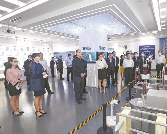 毛偉明董事長出席國網(wǎng)信通產業(yè)集團所屬企業(yè)引戰(zhàn)簽約暨工業(yè)芯片研發(fā)基地落成揭牌儀式