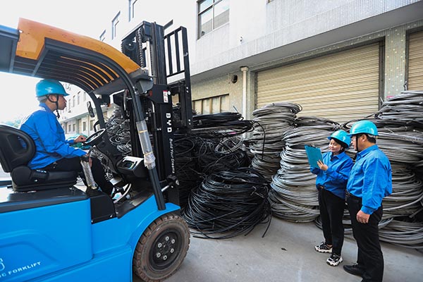 國網(wǎng)寧海縣供電公司：下基層強服務(wù)，提質(zhì)增效駛?cè)搿翱燔嚒钡? width=