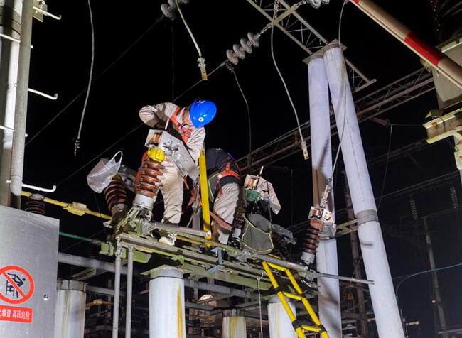 國(guó)網(wǎng)壽寧縣供電公司夜間檢修保障電力供應(yīng)