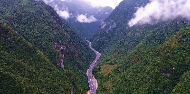 陜西地電漢中分公司:為西鎮(zhèn)高速順利通車注入強(qiáng)勁電能動力