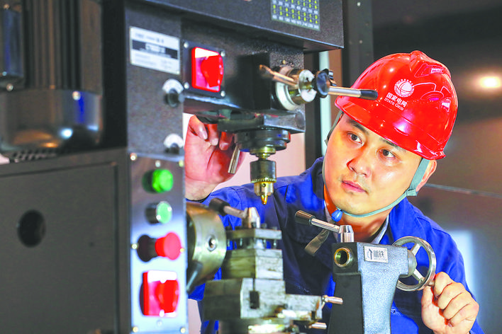 【國(guó)家電網(wǎng)公司特等勞?！坷?寧