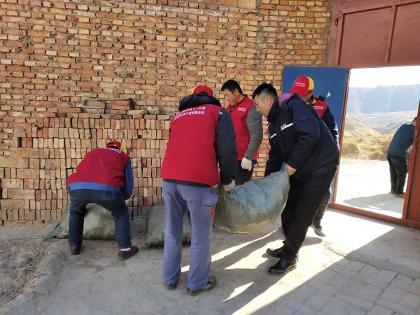 國(guó)網(wǎng)青海黃化化隆縣供電公司：節(jié)前“祝?！迸诵? width=