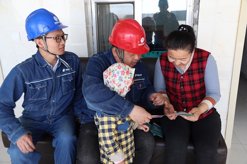 阿拉善電業(yè)局電力宣傳進家門，客戶服務(wù)零距離