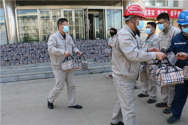 大唐長山熱電廠開展為C修現(xiàn)場職工送溫暖活動