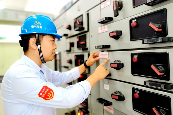 國能(連江)港電有限公司開展設(shè)備標(biāo)識牌粘貼工作