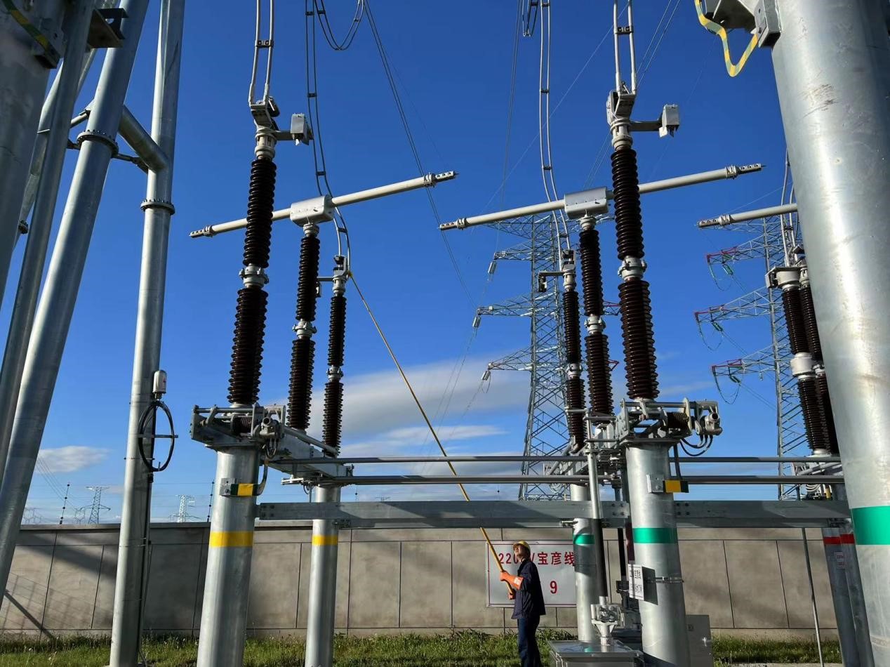 錫林郭勒超高壓供電公司圓滿完成塔寶I、II線間隔啟動工作