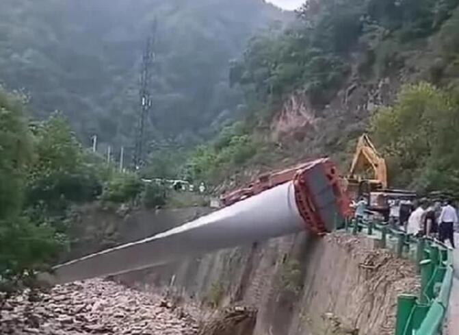 陜西寶雞隴縣：80米風(fēng)電扇葉運(yùn)輸車歪倒，正救援