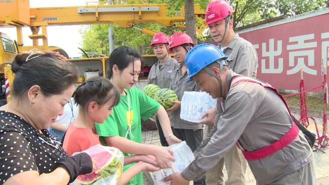 四川什邡：電力工人高溫保電忙，社區(qū)群眾熱情慰問表感謝