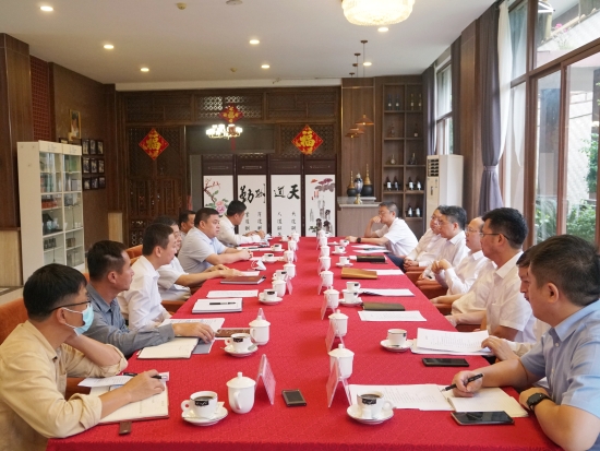 中國電建黨委常委、副總經(jīng)理徐鵬程與海南萬寧市委書記蓋文啟、市長王三防座談