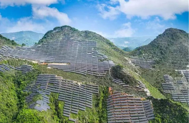 全國(guó)首例！吉電股份“大容量、高坡度”集中式山地光伏項(xiàng)目并網(wǎng)