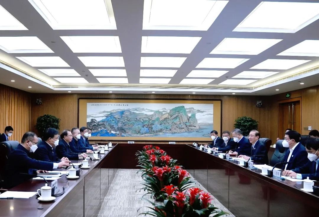 華電集團(tuán)董事長(zhǎng)江毅、總經(jīng)理葉向東與國(guó)家電網(wǎng)董事長(zhǎng)辛保安、總經(jīng)理張智剛舉行會(huì)談