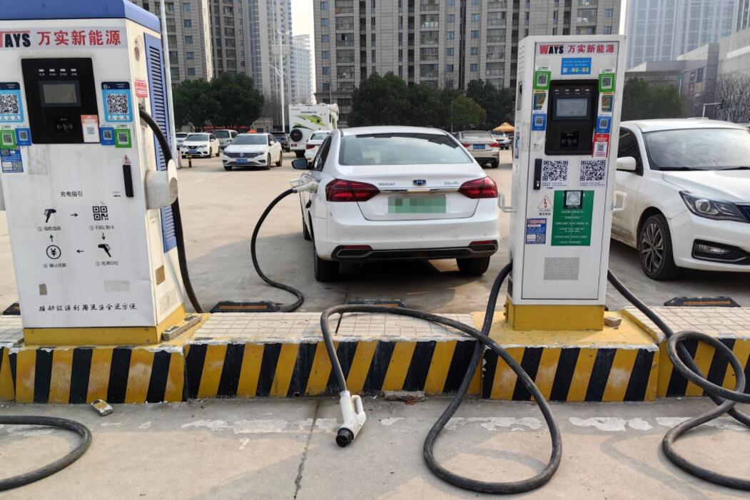 新能源車充電槍被扔積水中，對“城市家電”需多加愛護