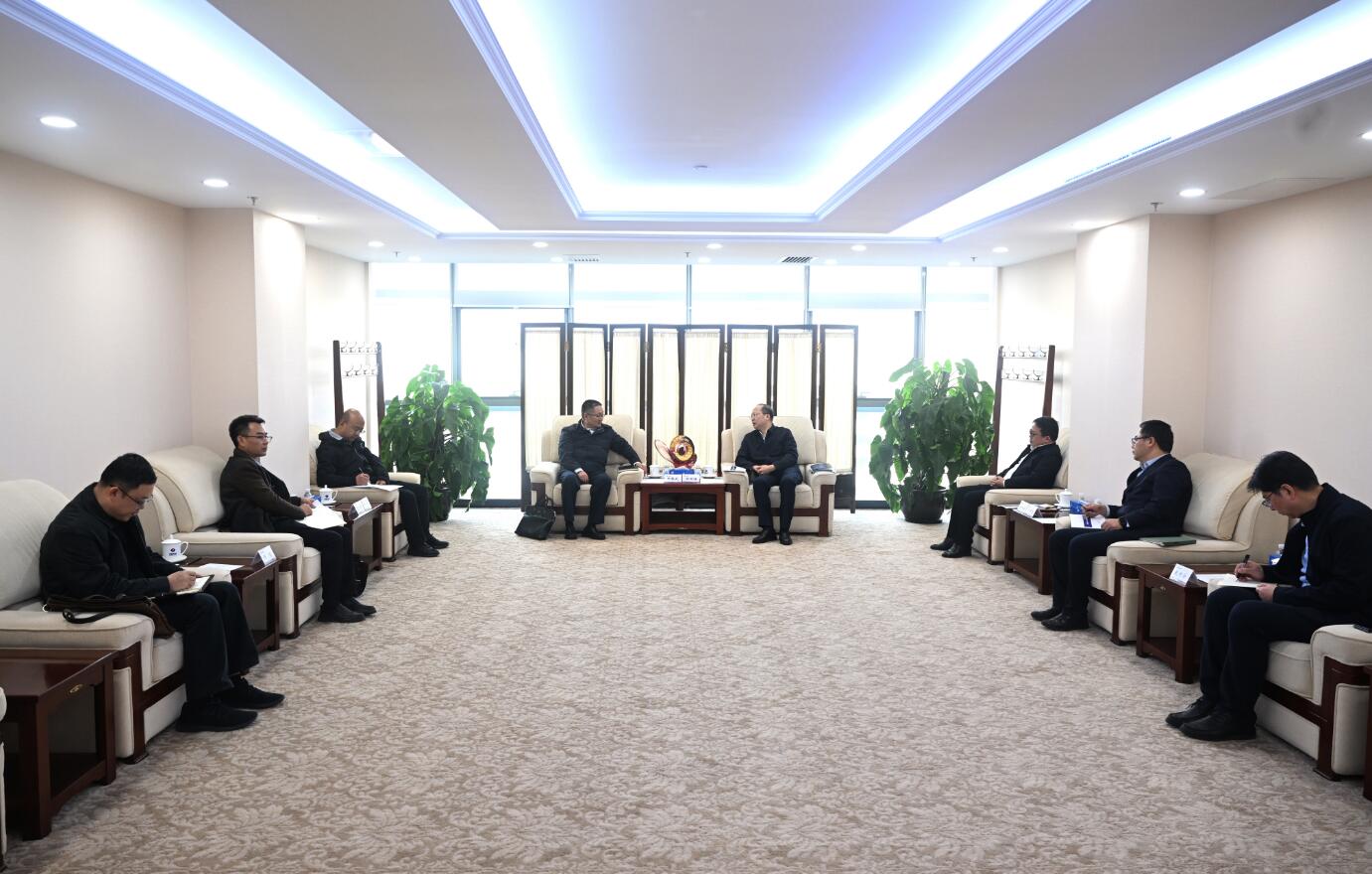 中國電建黨委常委、副總經(jīng)理徐鵬程與西藏開發(fā)投資集團(tuán)黨委書記、董事長祁騰武會談