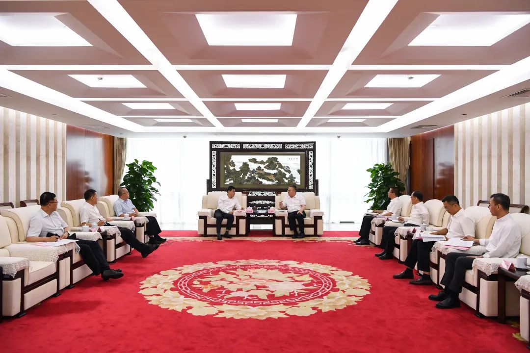 葉向東與甘肅省委常委、副省長(zhǎng)張錦剛舉行會(huì)談