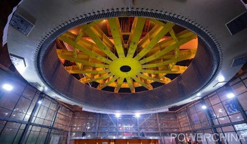 黃河上游在建海拔最高、裝機(jī)容量最大的水電站首臺機(jī)組定子順利吊裝