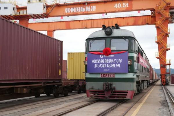 國產(chǎn)新能源汽車，坐火車“出?！?