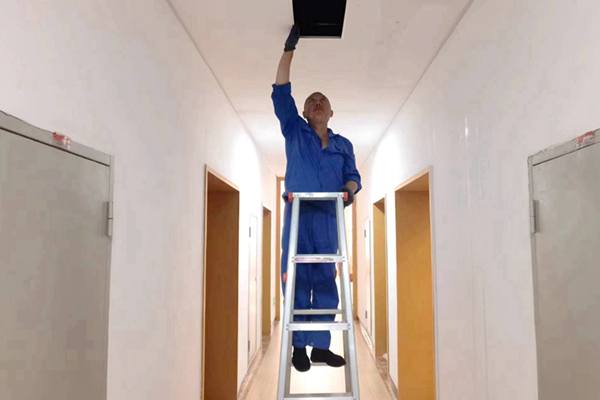 圖為物業(yè)人員利用節(jié)假日對值班宿舍電纜廊道、空調(diào)管道進(jìn)行檢查和維護(hù)