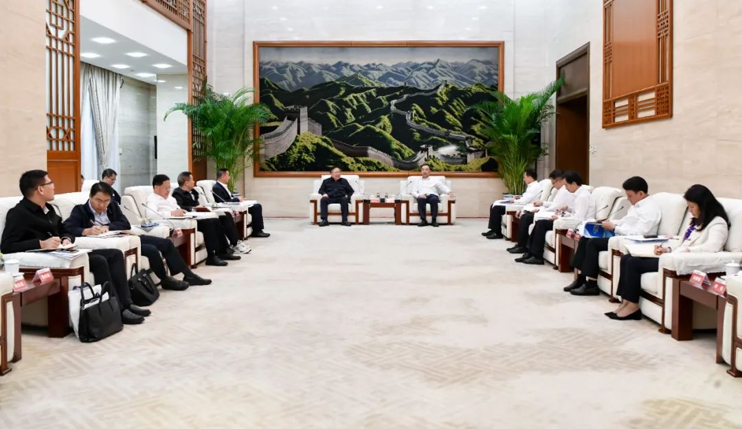 大唐集團有限公司黨組書記、董事長鄒磊與廣西壯族自治區(qū)國資委黨委書記秦如培會談