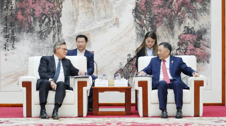 中國能建黨委書記、董事長宋海良與渣打集團(tuán)主席韋浩思會談