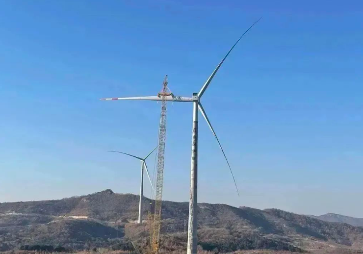 中石化起運(yùn)公司營(yíng)口風(fēng)電項(xiàng)目首臺(tái)混塔圓滿吊裝！