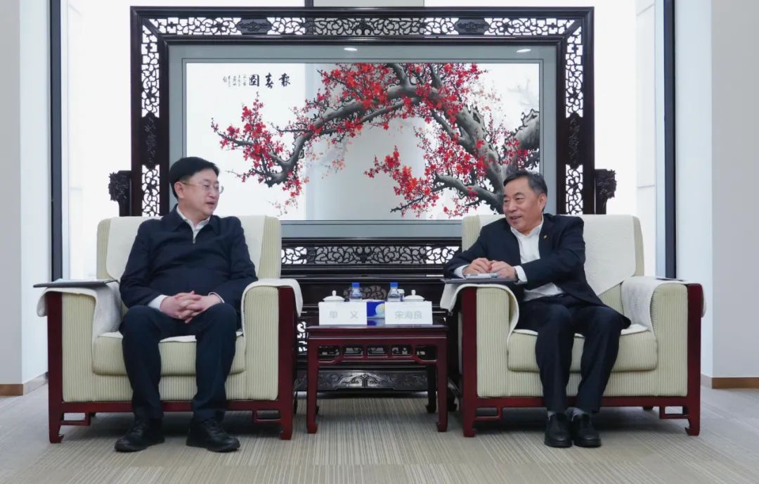 中國(guó)能建黨委書記、董事長(zhǎng)宋海良與遼寧朝陽(yáng)市委書記單義、市長(zhǎng)老顏武會(huì)談