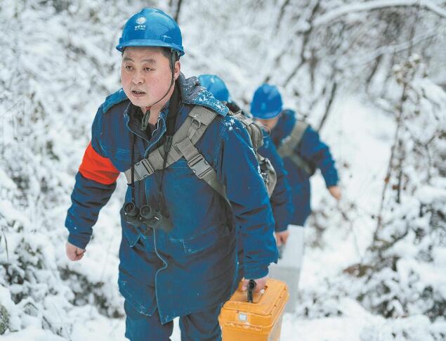 【國(guó)網(wǎng)楷?！恐芗t亮：巡行秦嶺深處 守護(hù)線路安全