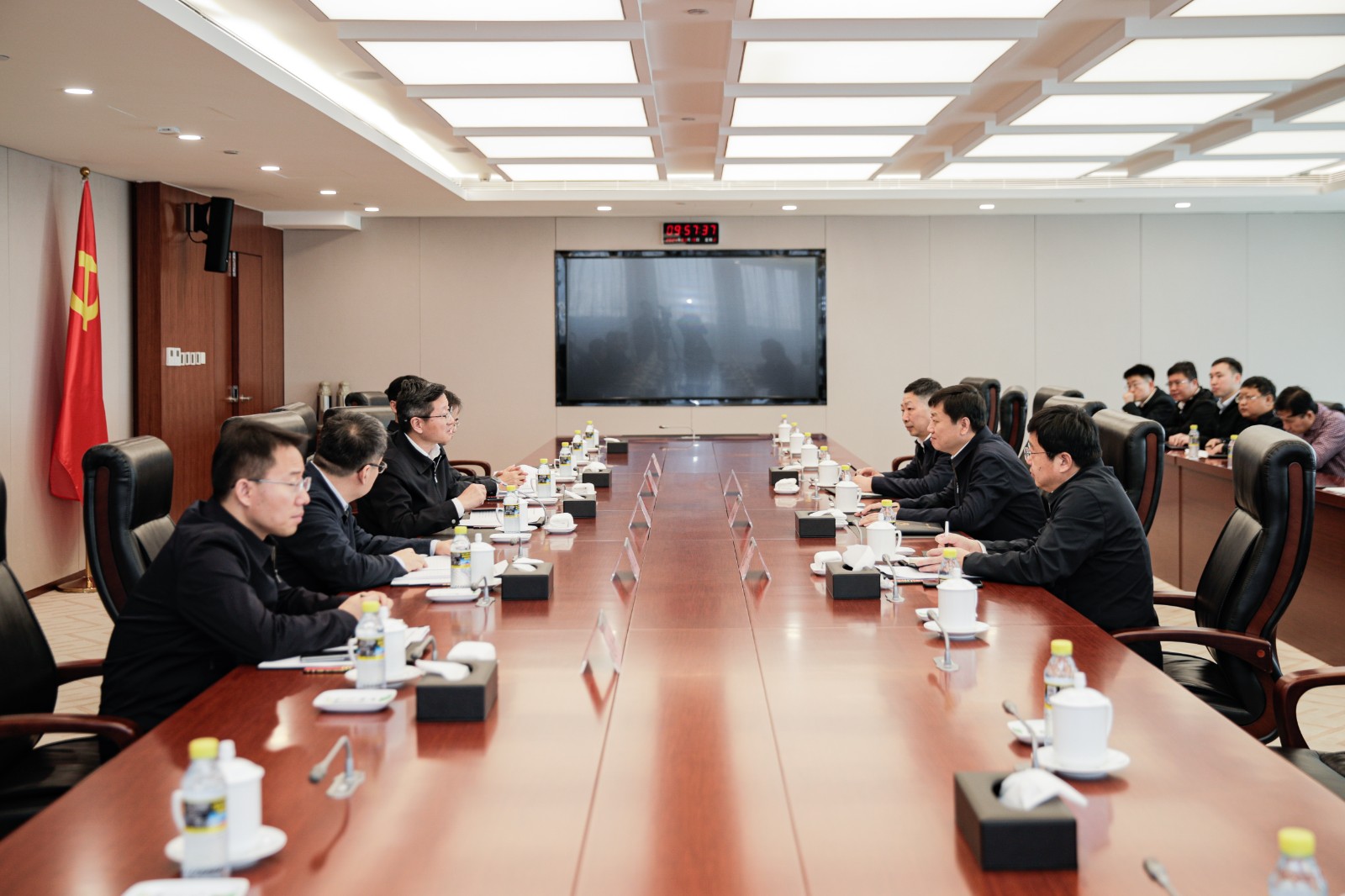 國家能源集團總經(jīng)理、黨組副書記余兵會見衡水市委副書記、市長董曉航
