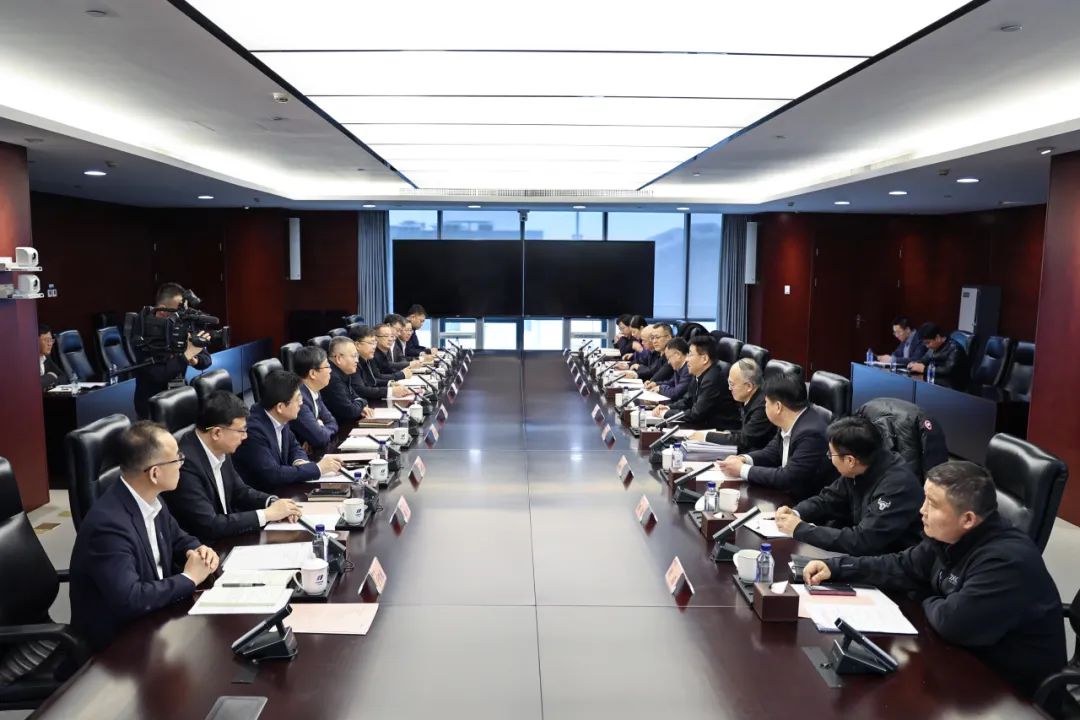 華電集團(tuán)黨組副書(shū)記、總經(jīng)理葉向東與北京市副市長(zhǎng)高朋舉行會(huì)談