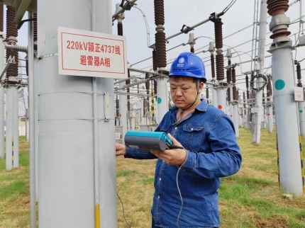 監(jiān)督檢查隱患電桿，全力保障電力安全