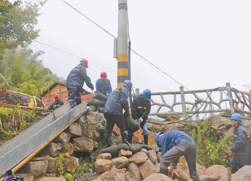 安徽岳西:緊急加固電桿 消除安全隱患