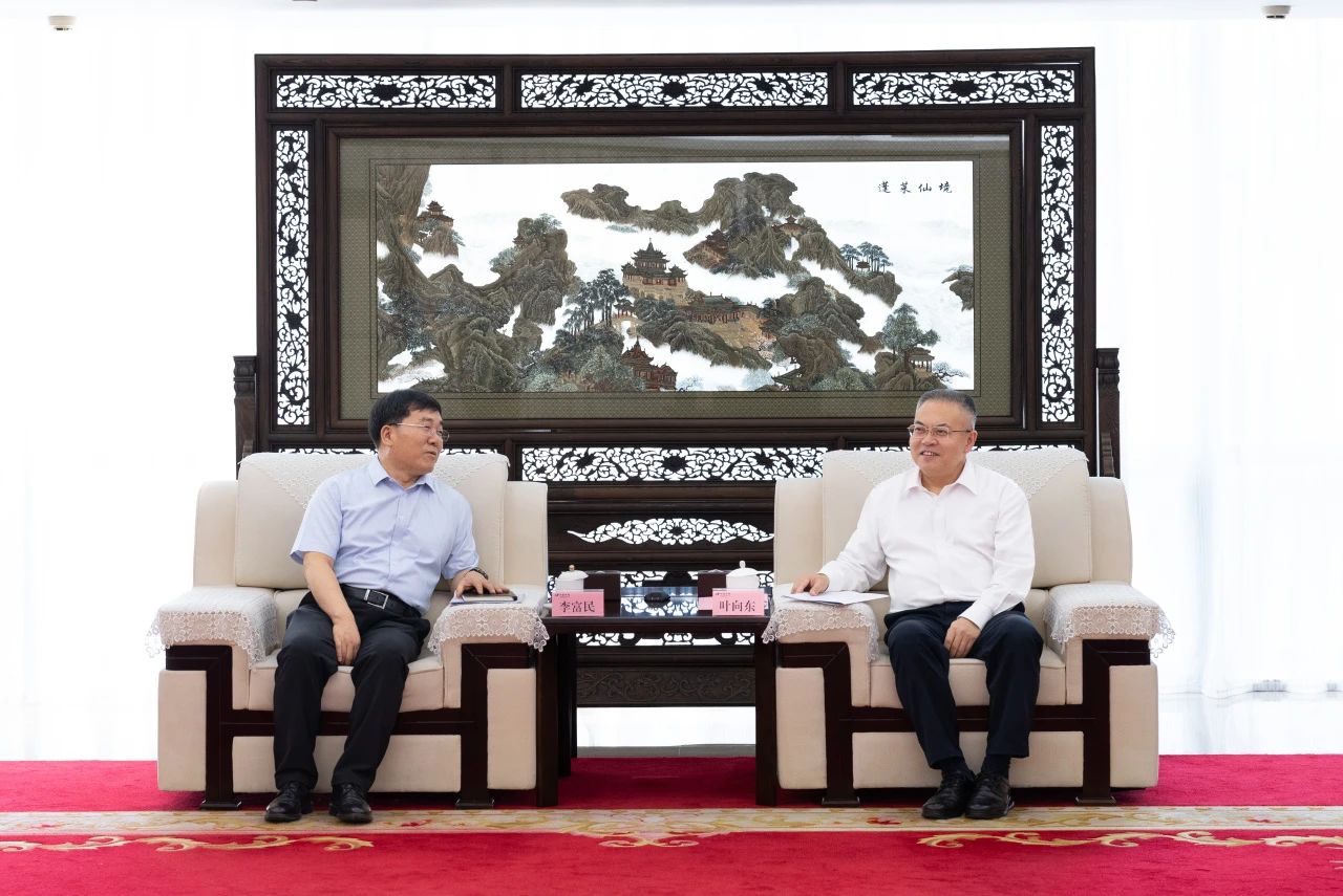 華電集團黨組副書記、總經(jīng)理葉向東與三峽集團黨組副書記、總經(jīng)理李富民舉行會談