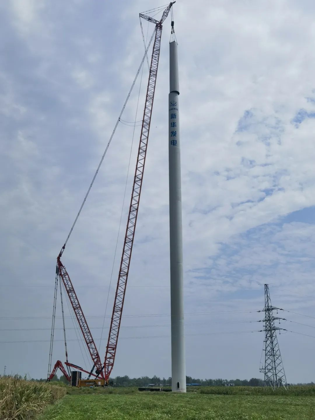 河南省唐河縣東王集、畢店60兆瓦風(fēng)電項目塔筒圓滿完成吊裝
