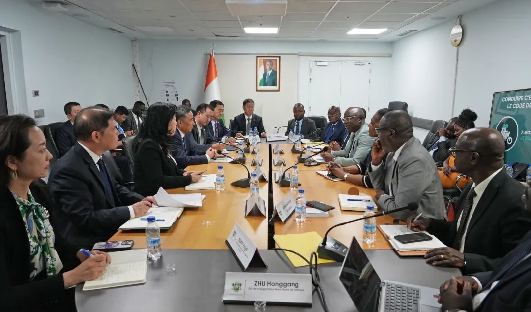 中國(guó)能建黨委書(shū)記、董事長(zhǎng)宋海良與科特迪瓦交通部副部長(zhǎng)科內(nèi)·迪奧曼會(huì)談