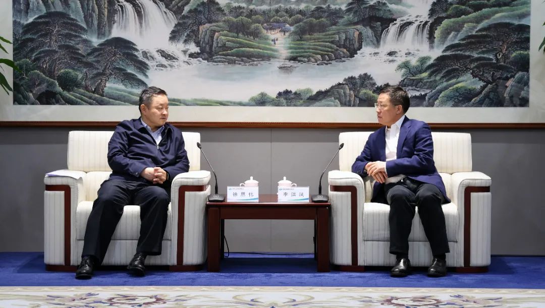 中國電氣裝備黨委書記、董事長李洪鳳會(huì)見中國國新黨委書記、董事長徐思偉