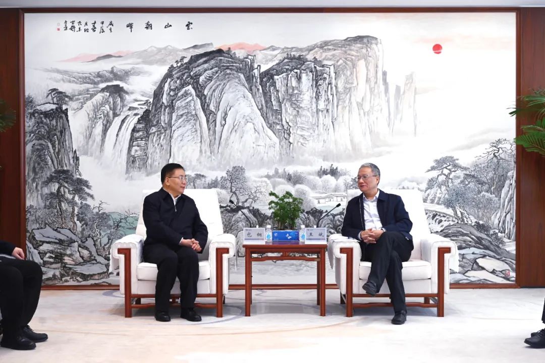 中國電建黨委副書記、總經(jīng)理王斌與內(nèi)蒙古自治區(qū)黨委常委、呼和浩特市委書記包鋼會(huì)談