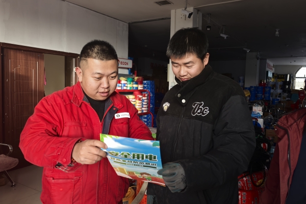 內(nèi)蒙古電力集團(tuán)烏海千里山供電公司蒙電愛心光明行，用電無憂進(jìn)社區(qū)