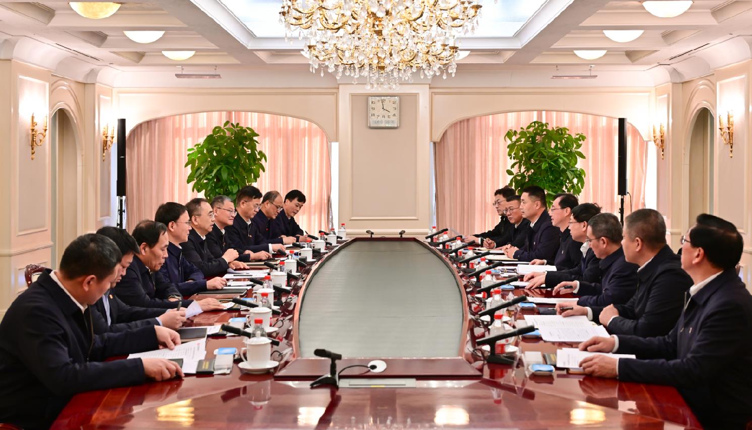 大唐集團(tuán)董事長(zhǎng)鄒磊、總經(jīng)理張傳江與中國(guó)安能董事長(zhǎng)陳奕輝、總經(jīng)理周慶豐會(huì)談