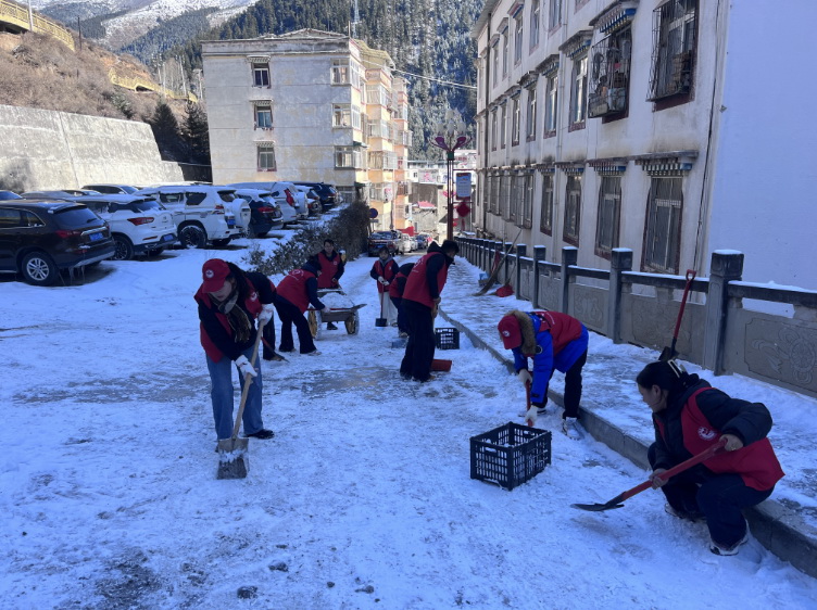 挺膺擔(dān)當(dāng)志愿服務(wù)，清冰除雪保障安全
