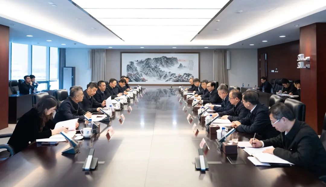 華電集團(tuán)董事長(zhǎng)江毅、總經(jīng)理葉向東與哈電集團(tuán)董事長(zhǎng)曹志安、總經(jīng)理黃偉舉行會(huì)談