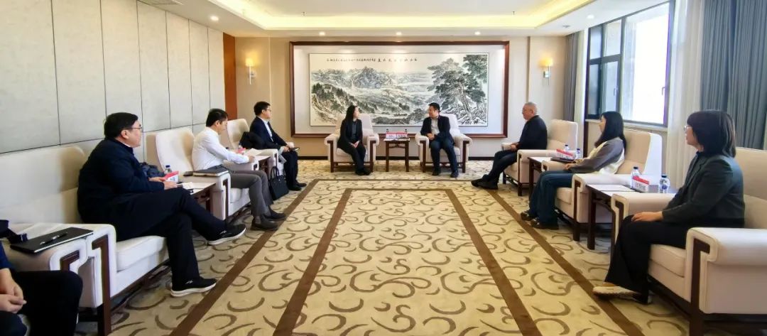 中國(guó)農(nóng)業(yè)銀行吉林省分行黨委委員、副行長(zhǎng)兼長(zhǎng)春分行黨委書(shū)記、行長(zhǎng)曹紅一行拜訪華電吉林公司