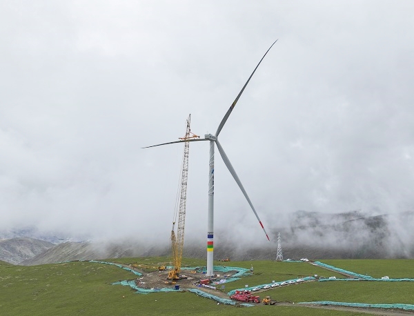 世界在建海拔最高風(fēng)電機(jī)組吊裝成功