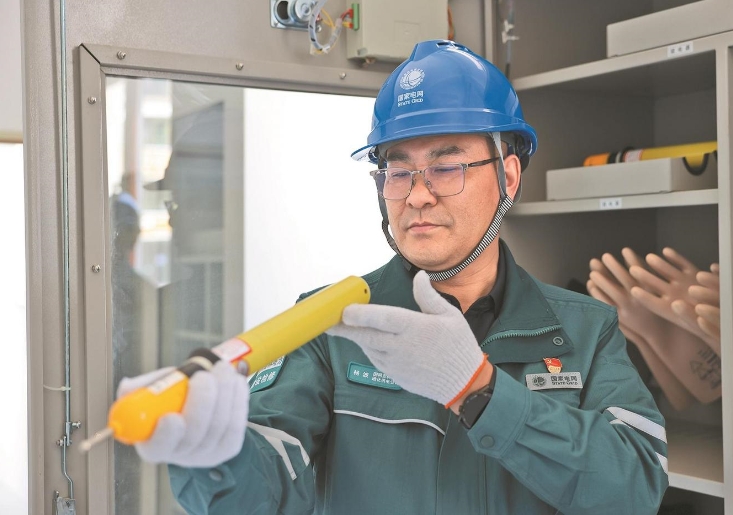 鄉(xiāng)親們的燈亮了，我的心就踏實(shí)了——記全國勞動模范楊波