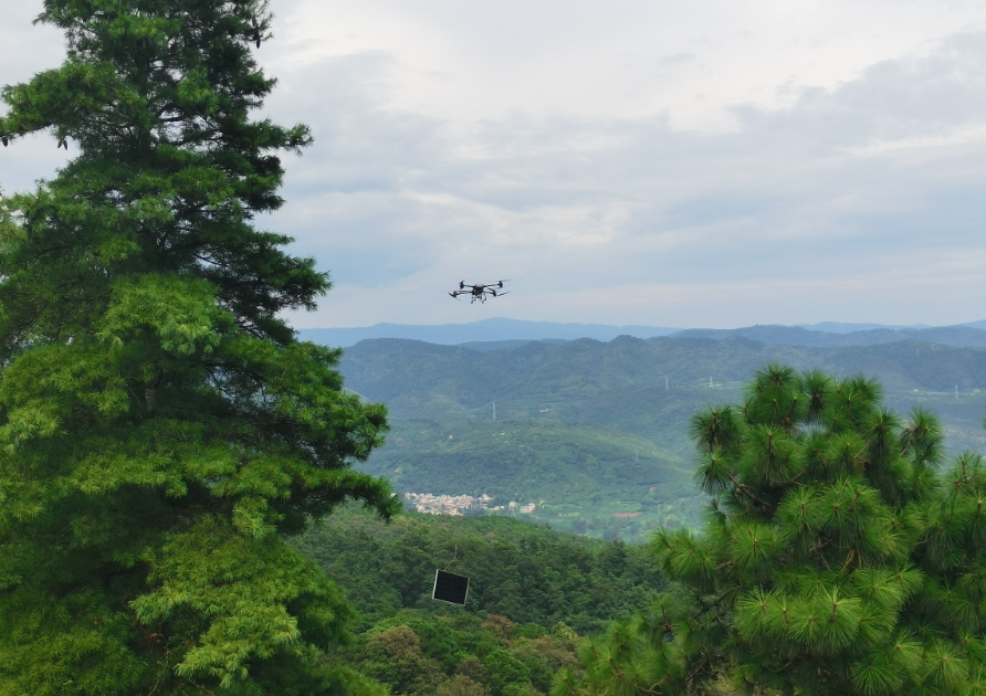 無人機“飛”越陡坡，山地光伏施工提速