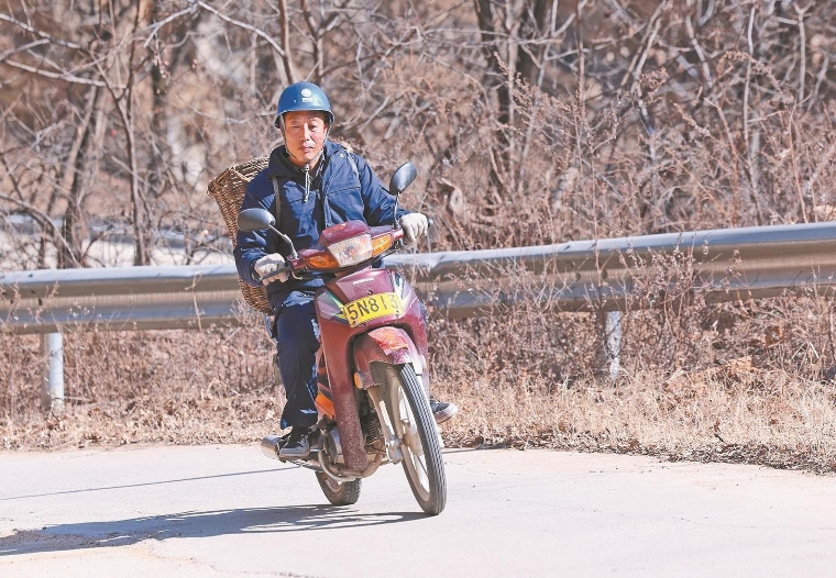 邢海明：三十五載風(fēng)雨無阻 “背簍電工”情暖深山人家